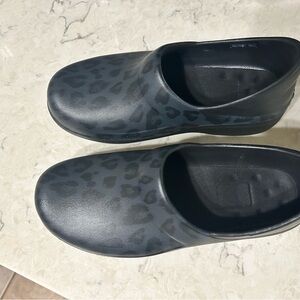 CROCS Neria Pro II graphic clogs size 8 black grey Leopard print
